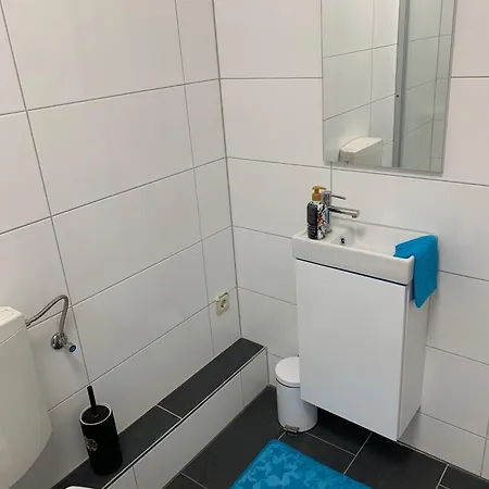 69 Mit Balkon, Einbau Kueche, Eigenes Bad, 2 Boxspring Betten, W-lan, Tv, Waschmaschine
